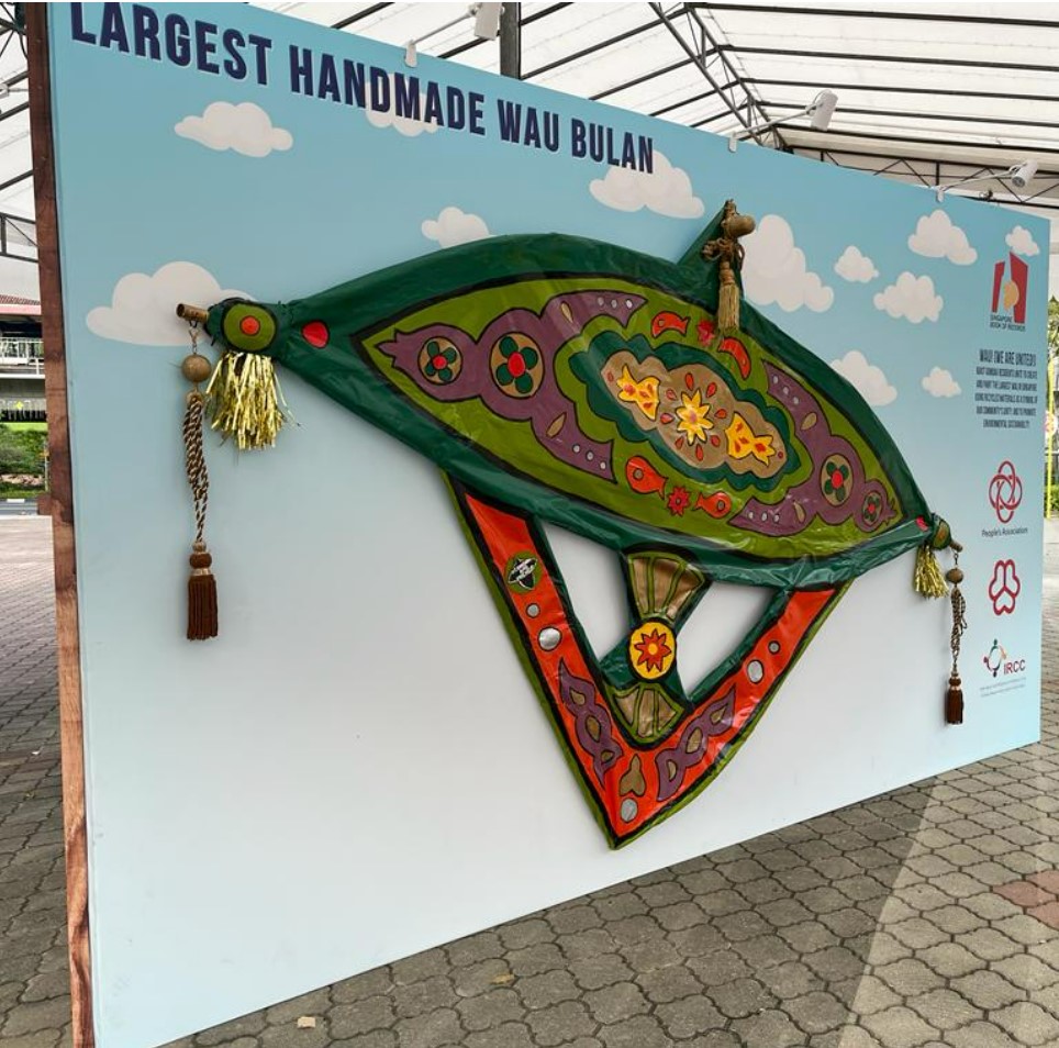 Singapore’s largest hand-made ‘wau bulan’ (traditional Malay kite), designed and made by Bukit Gombak resident Khusaini Bin Jamari, welcomes visitors to Bukit Gombak Neighbourhood Centre.