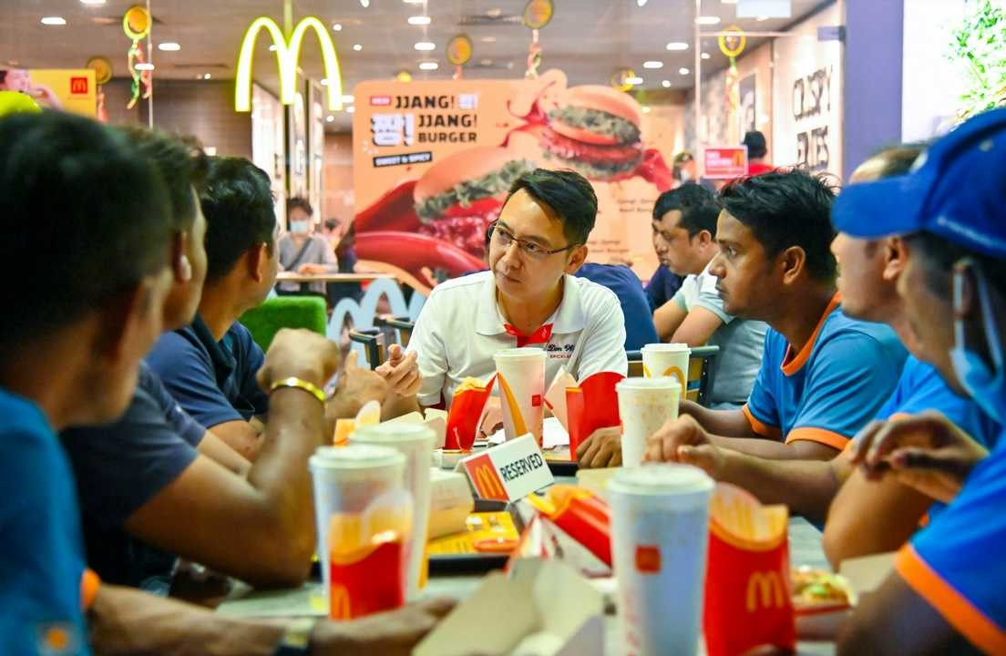 MP for Brickland Don Wee joined the cleaners for a chat and meal at McDonald’s at Keat Hong Mirage.