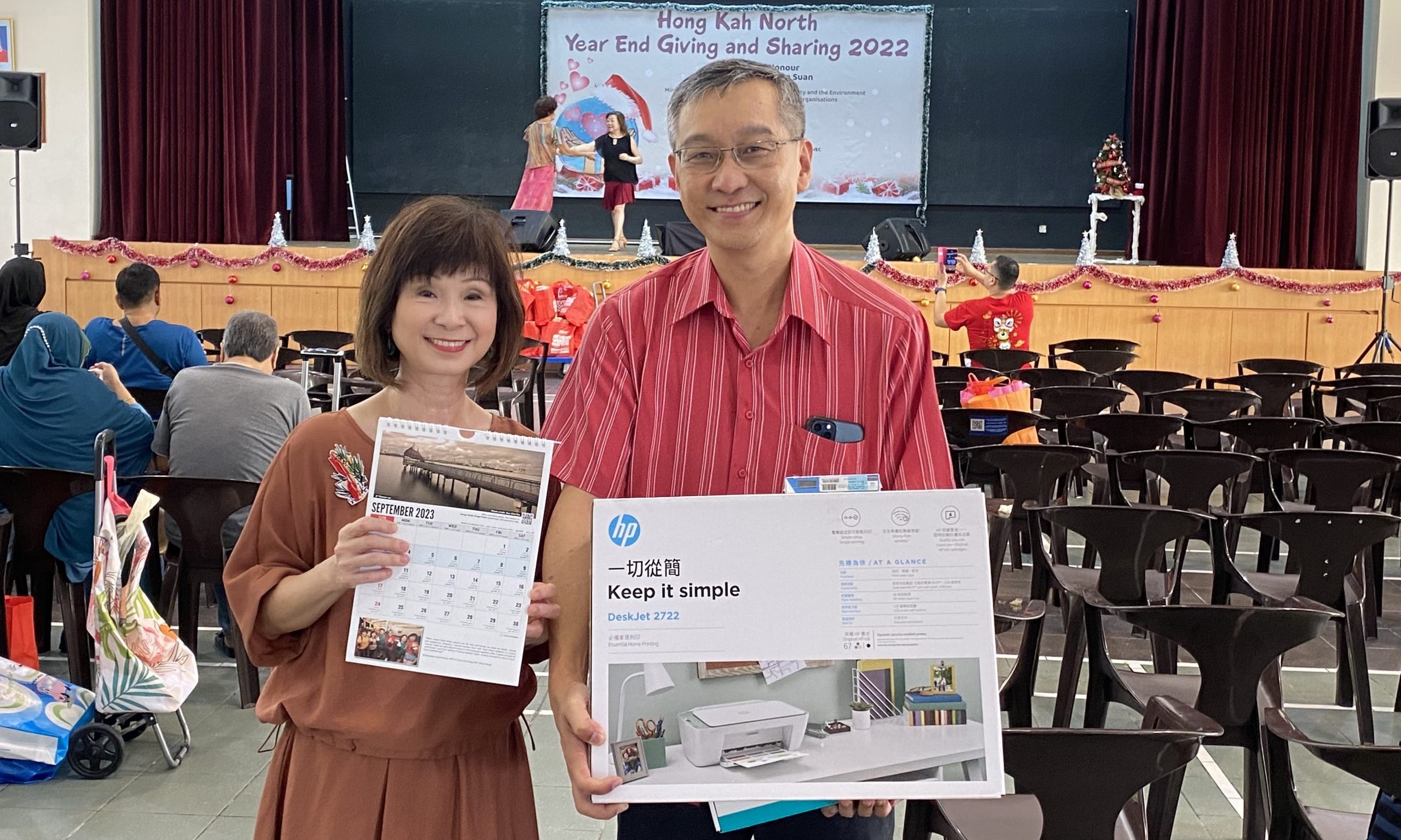 Chin Foo receiving his prize from Dr Amy Khor Lean Suan, MP for Hong Kah North and Senior Minister of State for Transport and Sustainability & the Environment