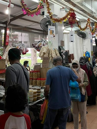 Make sure you don’t miss out the stalls along the walkways of Blk 374 (above) that entice with delicious snacks and goodies.