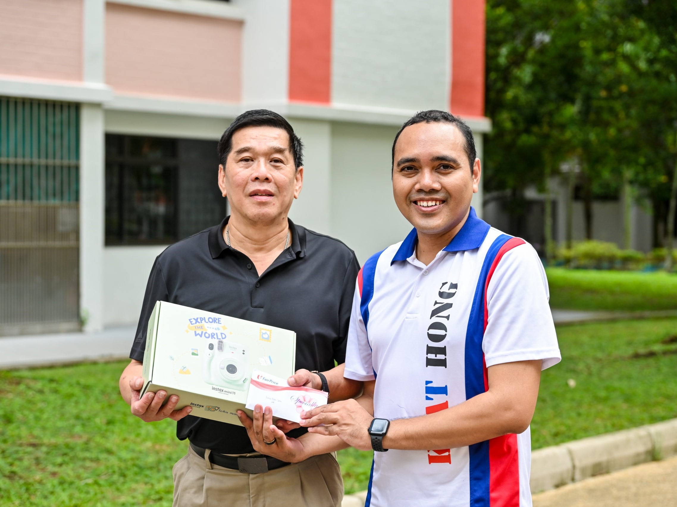 Nam San receiving his prize from Keat Hong MP Zhulkarnian Abdul Rahim.