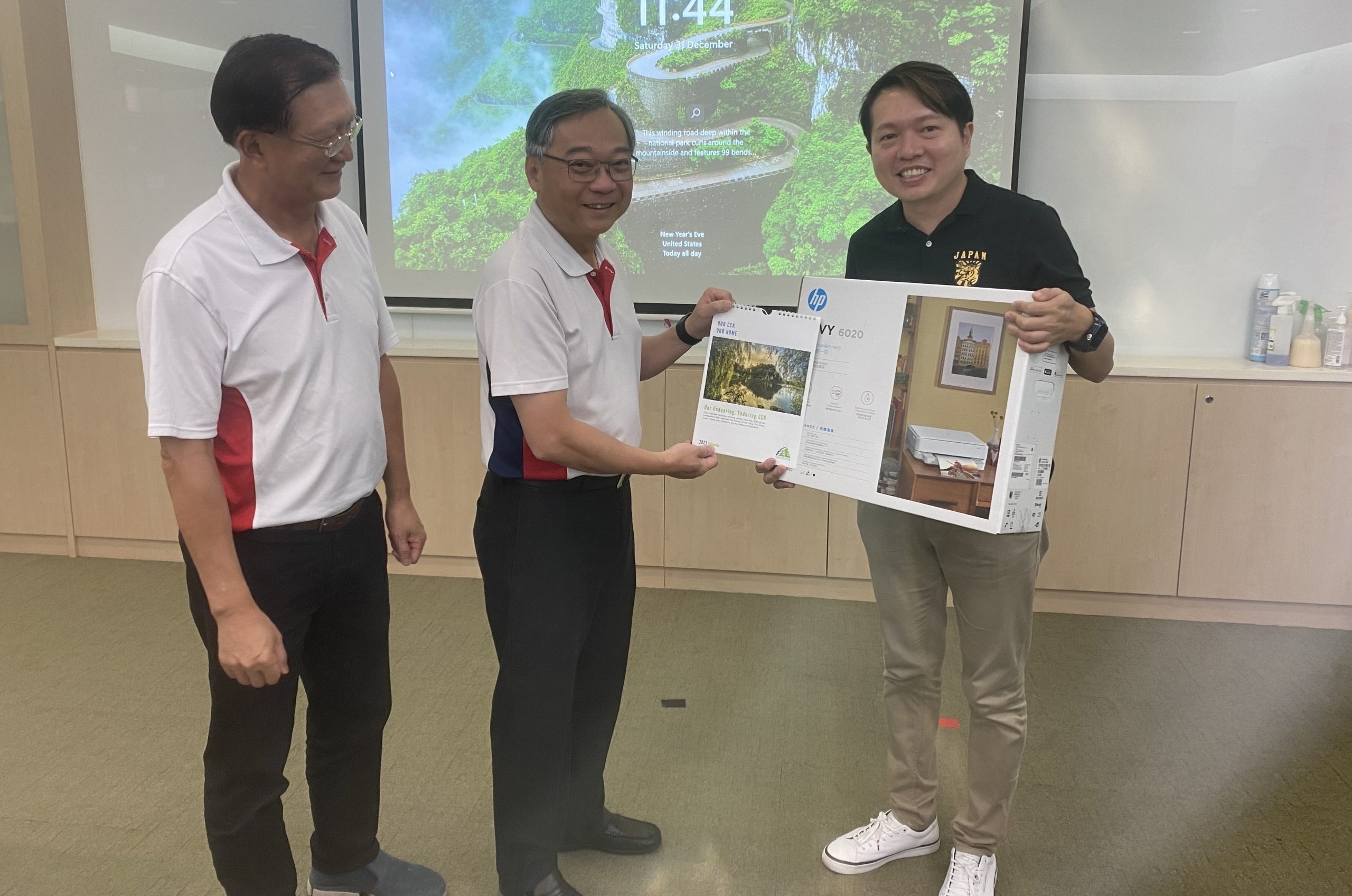Bryan (right) receiving his prize from Mr Gan Kim Yong, MP for CCK estate and Trade & Industry Minister.