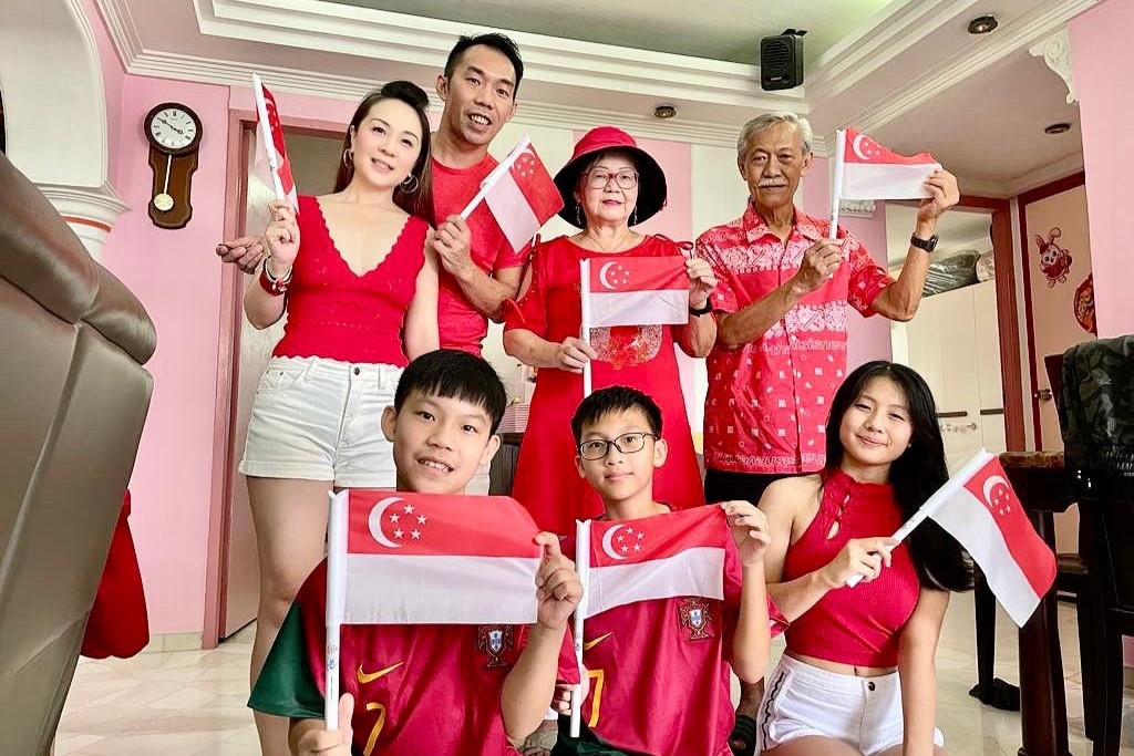 Love for the nation crosses generations. Photo by Lim Chwee Lian (Chua Chu Kang estate)