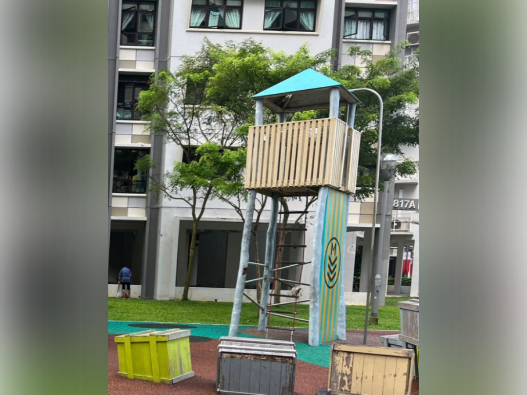 Brickland: Attention! Be on your guard as a Commando at this guard post at Block 817A Keat Hong Link