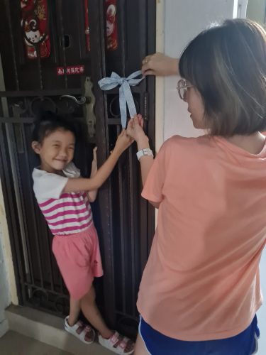 For some families, such as Chloe’s,  putting up the ribbon is a parent-child learning and bonding opportunity.